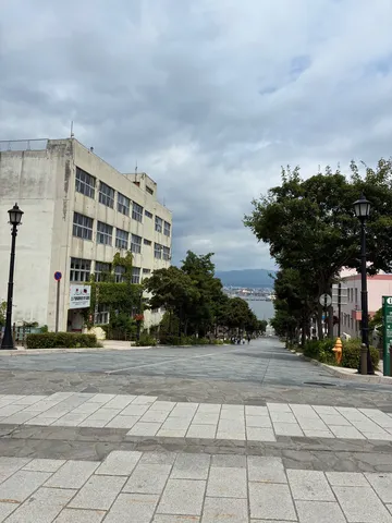 坂道の先に広がる青い空