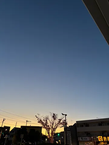 褪せた空と街灯りのコントラスト
