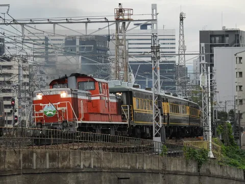 都会に佇む、ノスタルジックな列車の旅