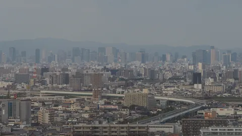 薄霧の都市と高架の線
