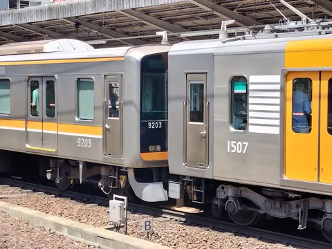 並走する列車の日常風景