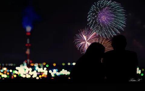 夜空を彩る光と二人