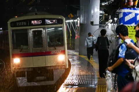 雨のホームに映る灯り