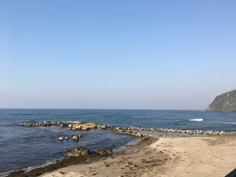 静かな波打ち際、穏やかな風景
