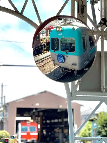 写り込みの世界、二つの列車