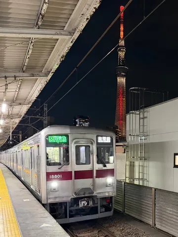 都会の夜、列車と空の夢