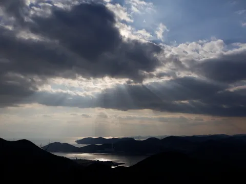 天使の梯子、山の稜線