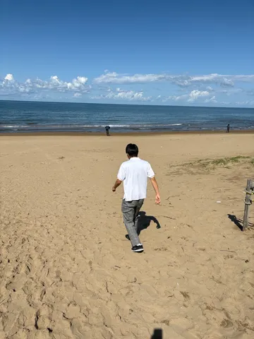 青い空と砂浜、夏の日の散歩