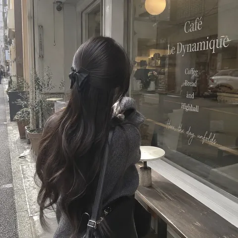 街角の静かな動き