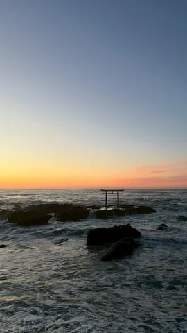 海に立つ鳥居、夕陽のグラデーション