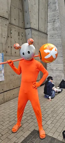 街角に現れたオレンジの使者