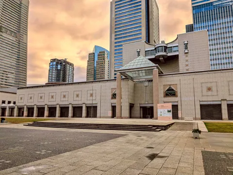博物館前の広がる空