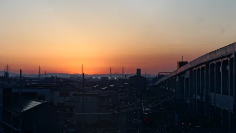 夕暮れの線路、未来へ続く道