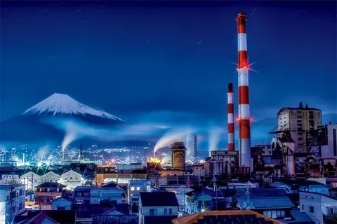 夜の富士と産業の息吹