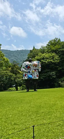 青空の下、ユニークな存在