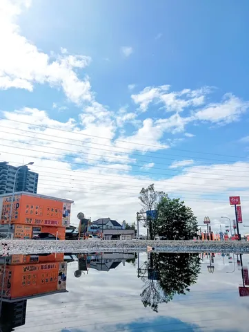 水たまりに映る、青空と街並み