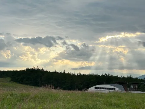 雲間から差し込む光のシャワー