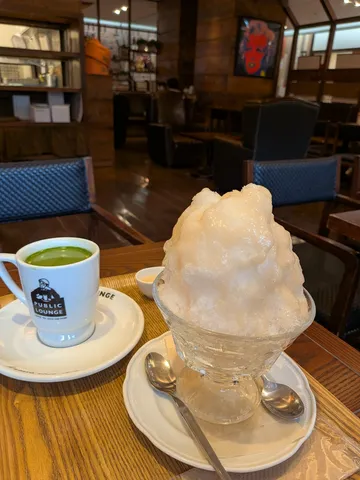 静寂のカフェで抹茶と氷菓子