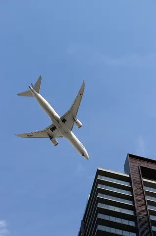 ビルと飛行機、空の交差点
