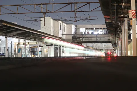 夜の線路を駆ける光の帯