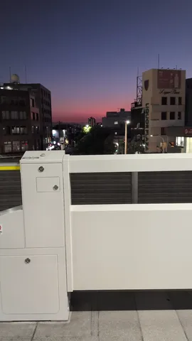 夕暮れの屋上と白い縁