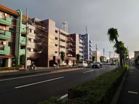 夕暮れ時の都市風景