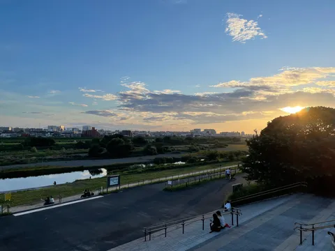 夕暮れの川辺、穏やかな灯り