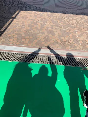 影と遊ぶ、夏の日の午後