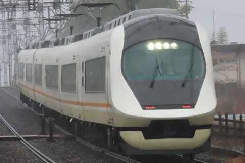 霧雨の日の特急列車