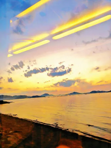 海辺の夕焼け、空に映る光の帯