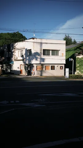 光と影が織りなす街角