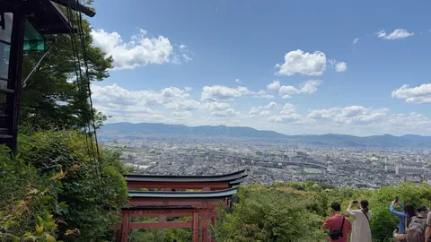 丘の上から街に風が吹く
