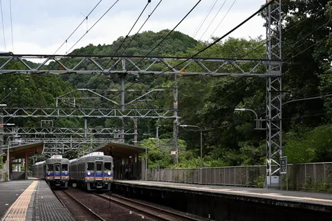 田舎の駅に響く電車の音