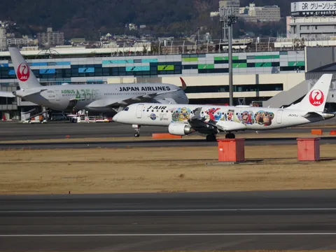個性派ジェットと飛行機雲