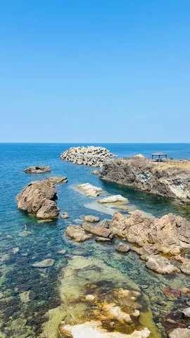 透明な海と岩の静寂