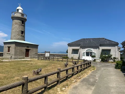灯台と古民家のレトロな風景