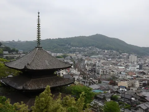 古都の風情、山と街並み