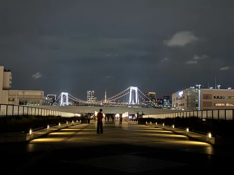 灯りへ続く夜の回廊