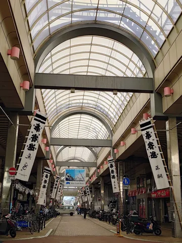 ガラス天井の商店街風景