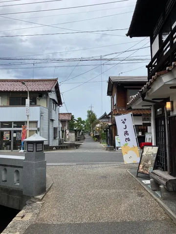 雨の日の静かな商店街