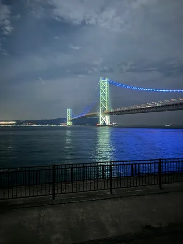夜空に架かる光の橋