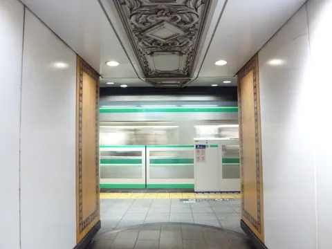 通過する日常、地下鉄の風景