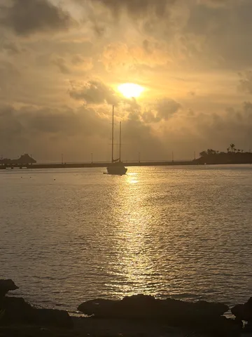 夕景の水面に浮ぶ帆船