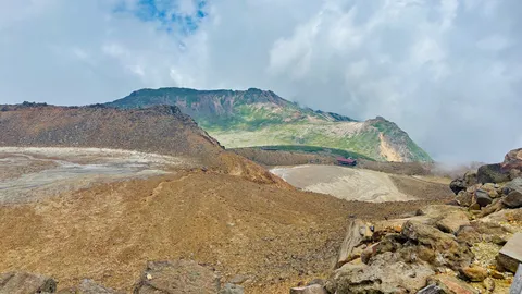 荒涼とした山頂の神秘