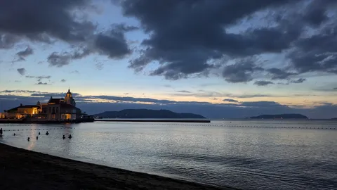 夕暮れに浮かぶ異国風建築と静かな海