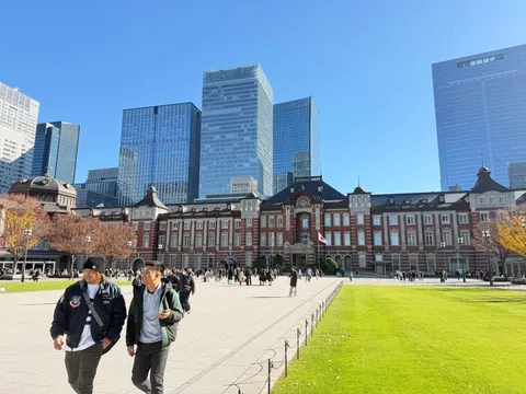 未来と過去が交差する広場