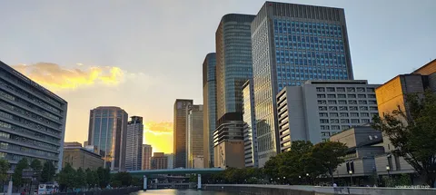 ビルの谷間に沈む夕日