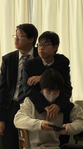 男子3人、時が止まった瞬間？