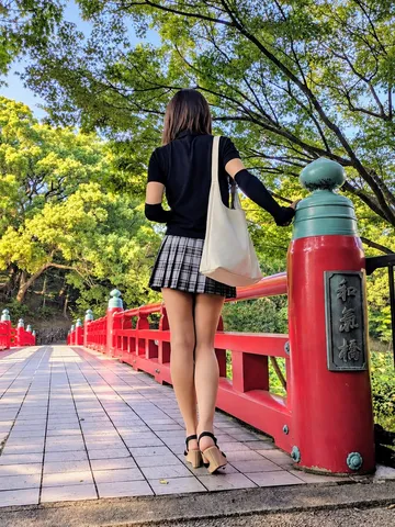 緑陰に映える朱の橋