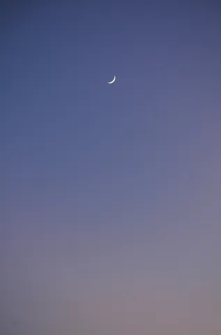 静寂の空に浮かぶ三日月